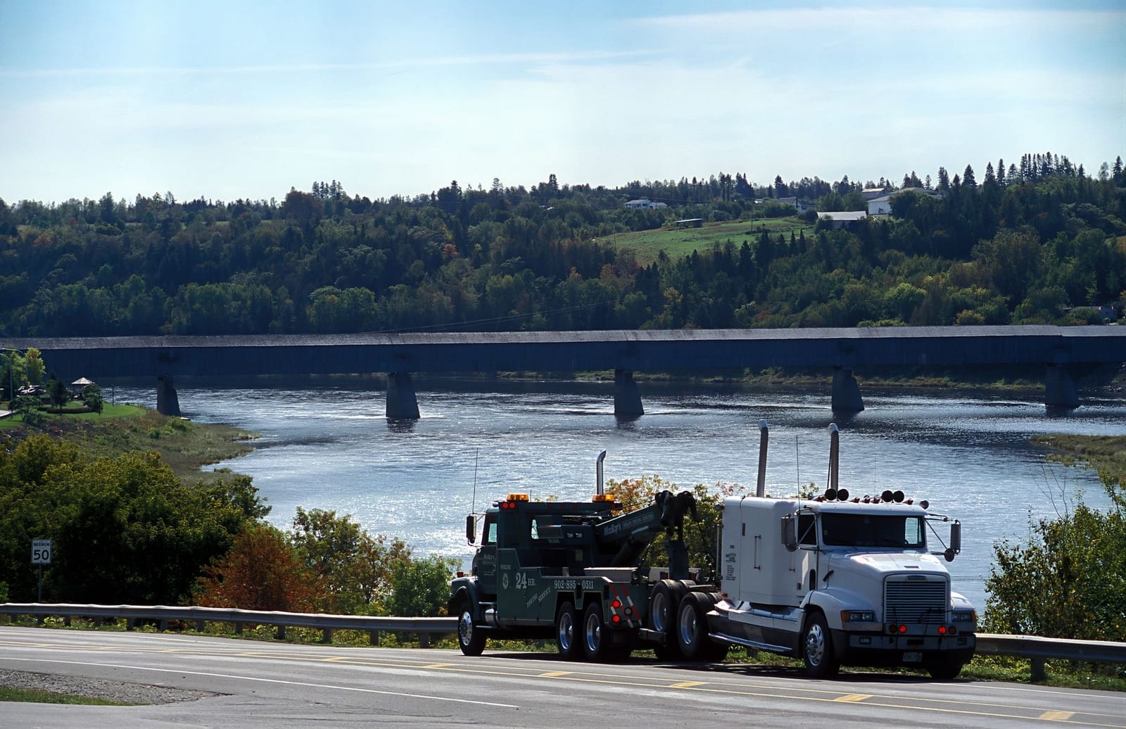 Fast Rescue tow truck on the highway