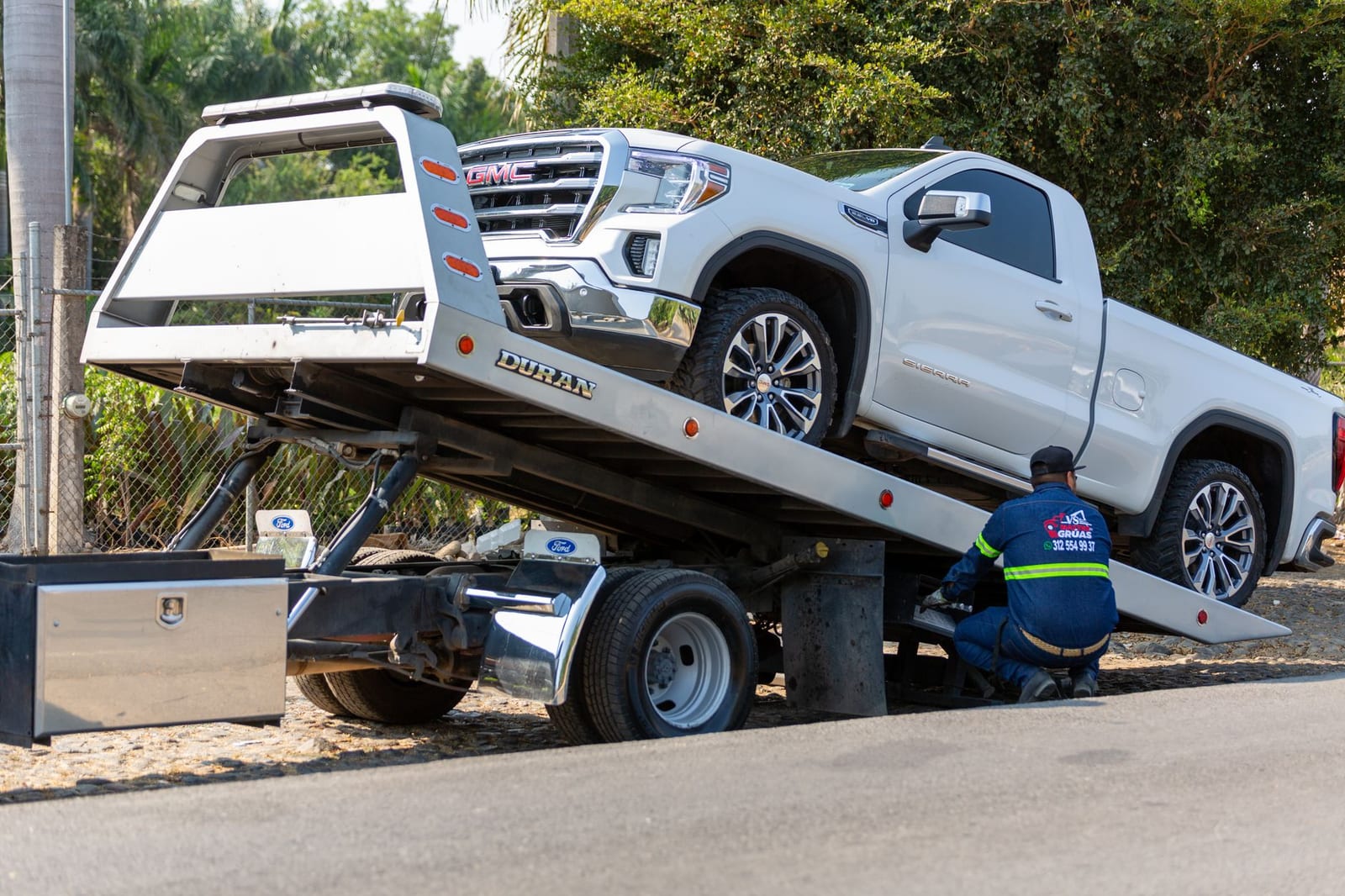 Fast Rescue flatbed loading a vehicle after a breakdown